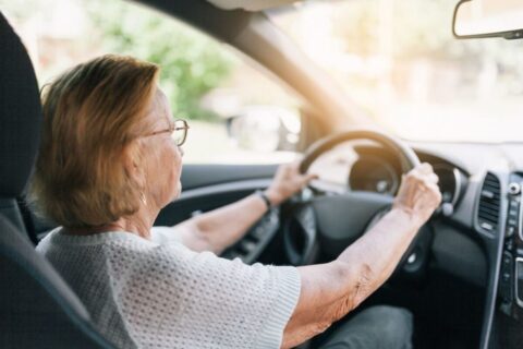 Carro 30% mais barato e IPVA zero? O que é verdade e o que é mentira para motoristas 60+ em 2026