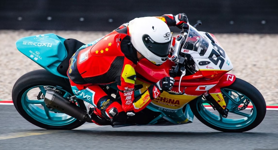 De “meme chinês” a campeã mundial: Kove conquista o título da Supersport 300
