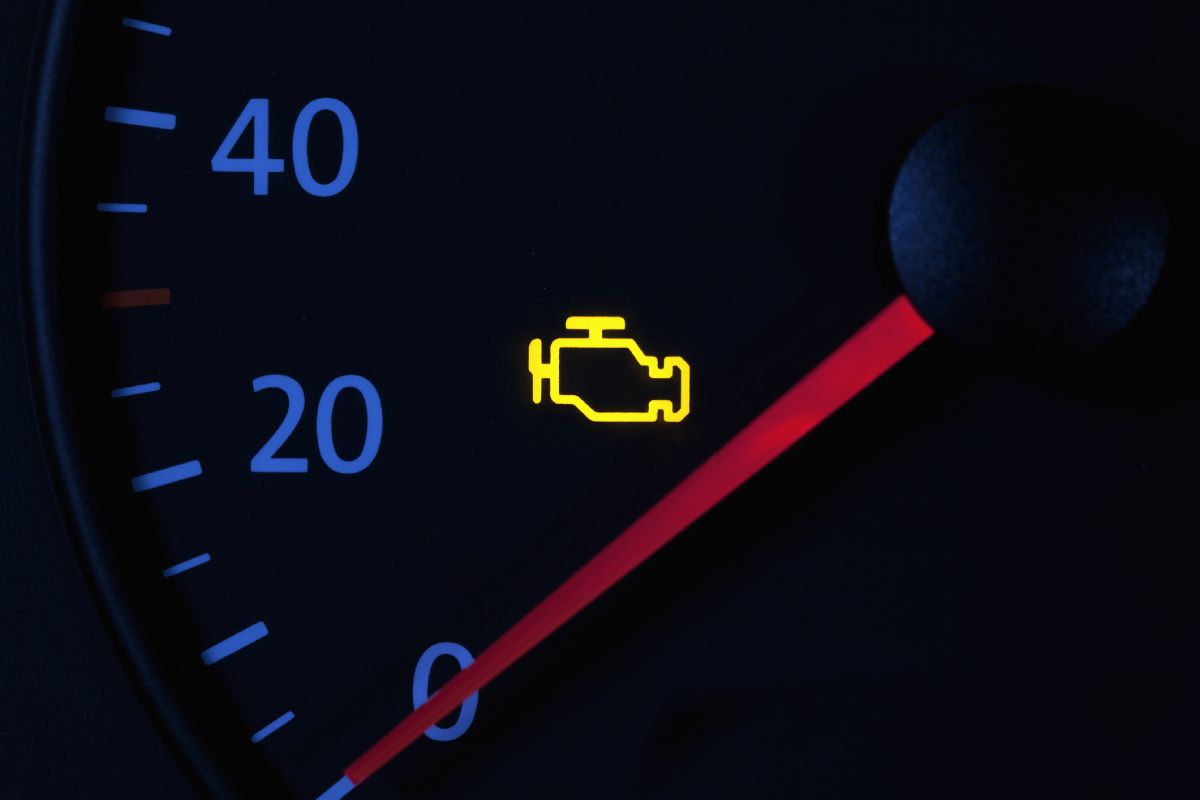 Luz da injeção acesa no painel do carro
