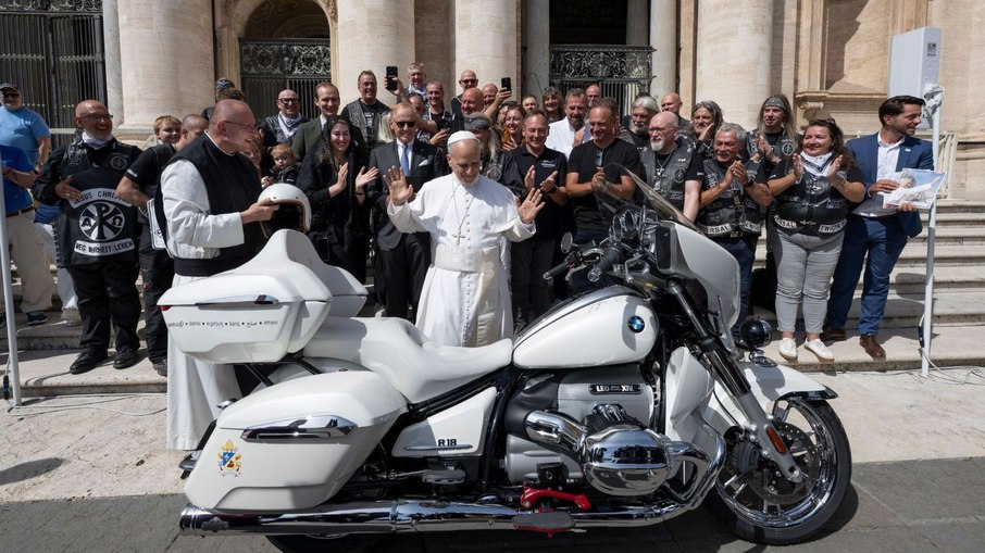 BMW faz leilão de moto abençoada pelo Papa