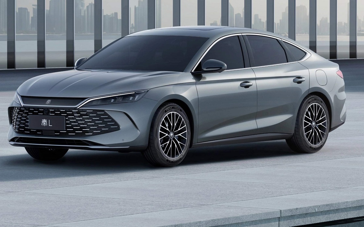 Novo carro da BYD roda mais de 2.000 km e chega para brigar com Toyota Corolla