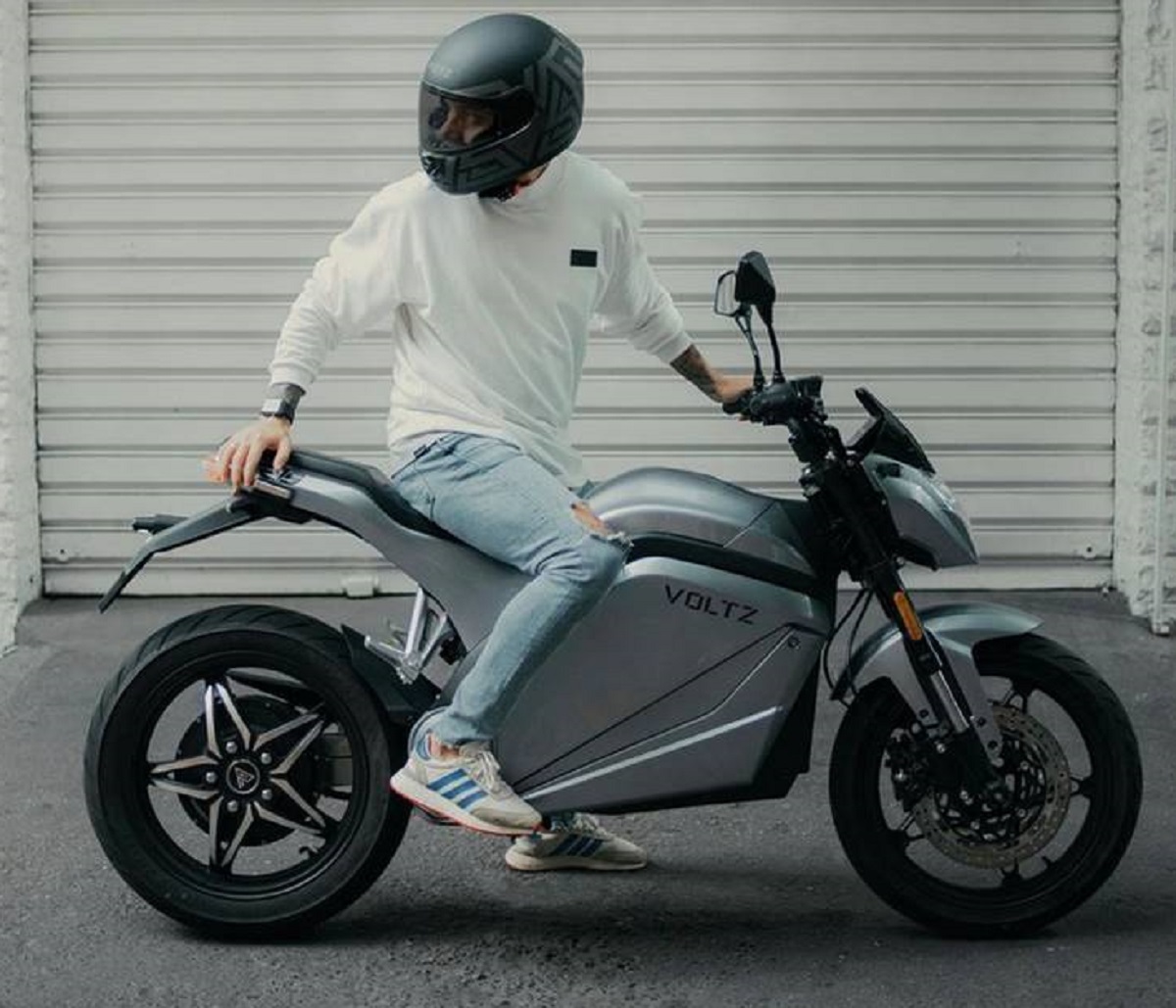 Sua moto elétrica precisa de placa e CNH? Prazo para regularizar está no fim