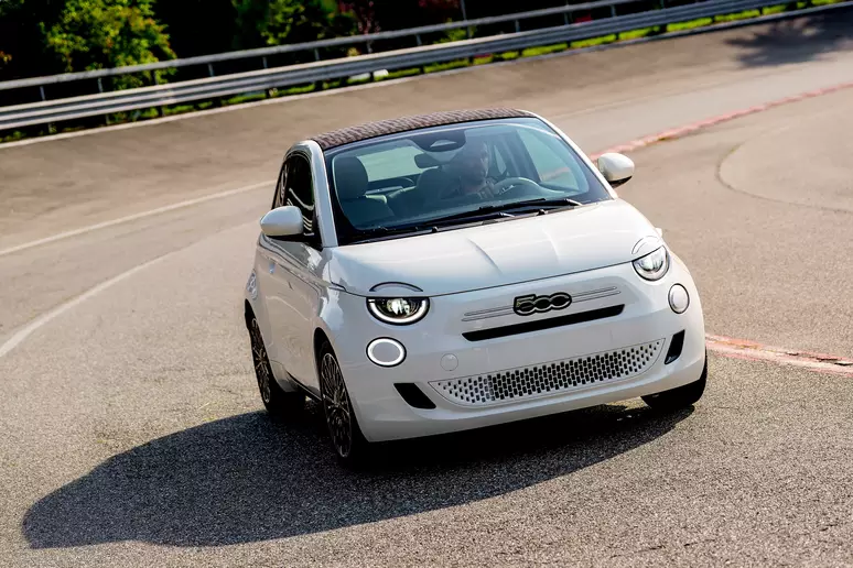 Abarth quer transformar o 'lento' Fiat 500 Hybrid em um hatch esportivo - Foto: Divulgação