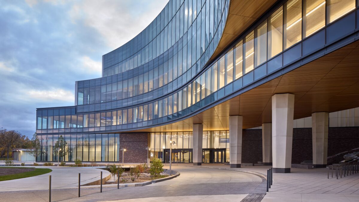 Ford abre as portas de sua nova sede gigante