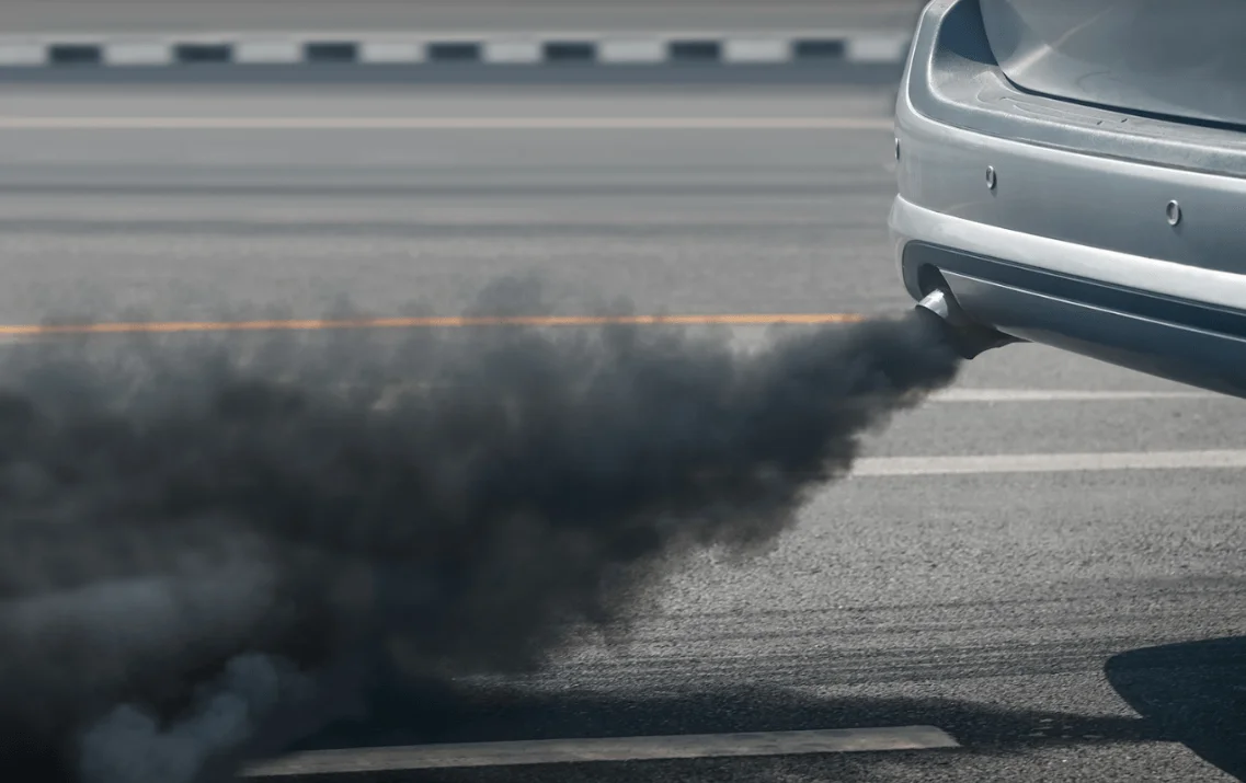 fumaça saindo do escapamento