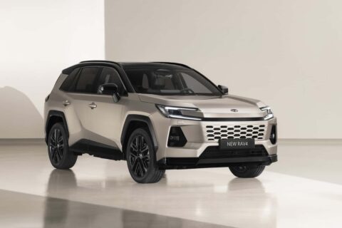 Híbridos blindam a Toyota: montadora ignora tarifas e eleva previsão de lucro