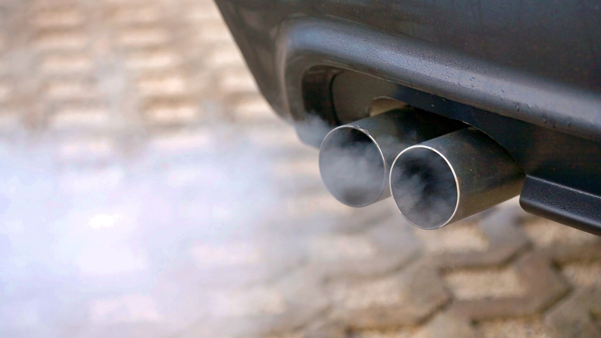 Fumaça saindo do escapamento branca, azul ou preta: o que cada cor indica?