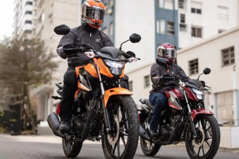 Motos para trabalhar como entregador em 2026: descubra 5 modelos que gastam pouco
