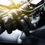 Freio da moto “sumindo”? Entenda a importância vital da troca do fluído de freio