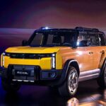 SUV chinês falha ao tentar subir escadaria épica e causa danos