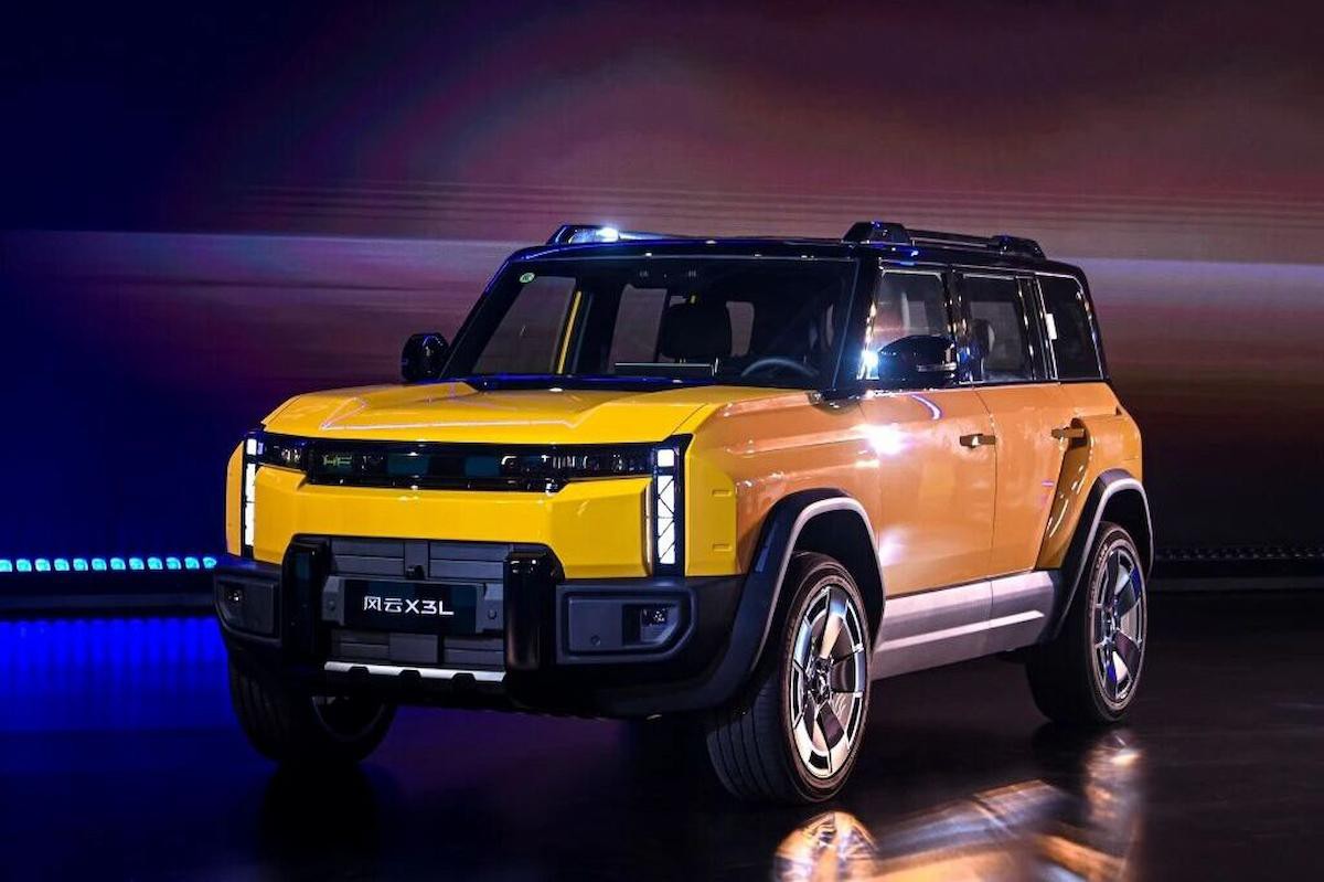 SUV chinês falha ao tentar subir escadaria épica e causa danos