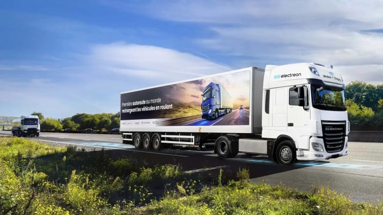 Primeira rodovia com carregamento sem fio do mundo é mais potente que Superchargers da Tesla