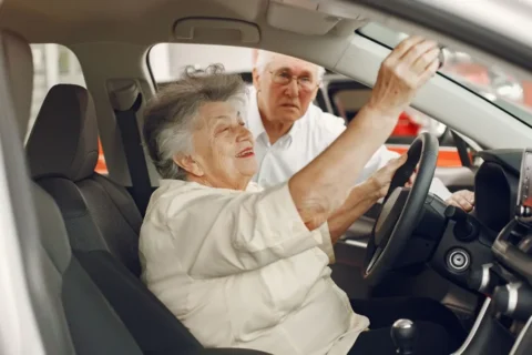 Carro novo com 30% de desconto para idosos 60+? Entenda o projeto que avança em 2026