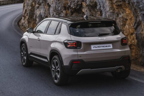 Lançamentos da Jeep 2026 confirmam Avenger com ChatGPT e novo Cherokee fazendo 15,7 km/l