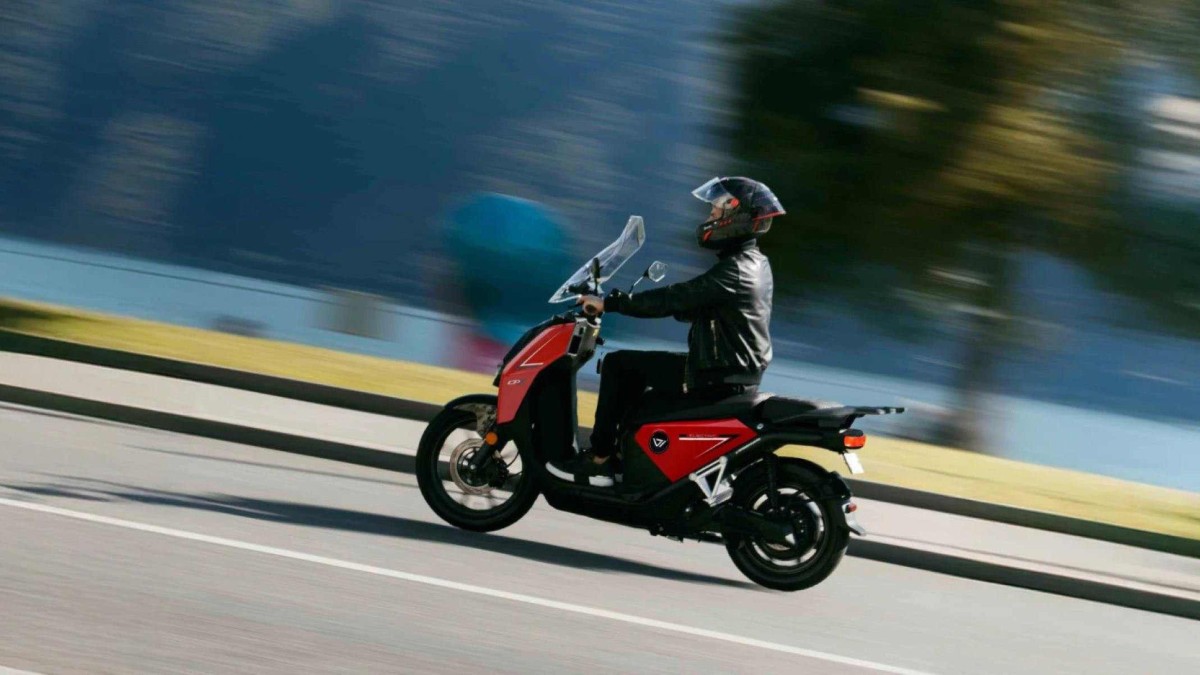 Motos elétricas vão ficar mais baratas em 2026? Nova regra de CNH e placa muda tudo