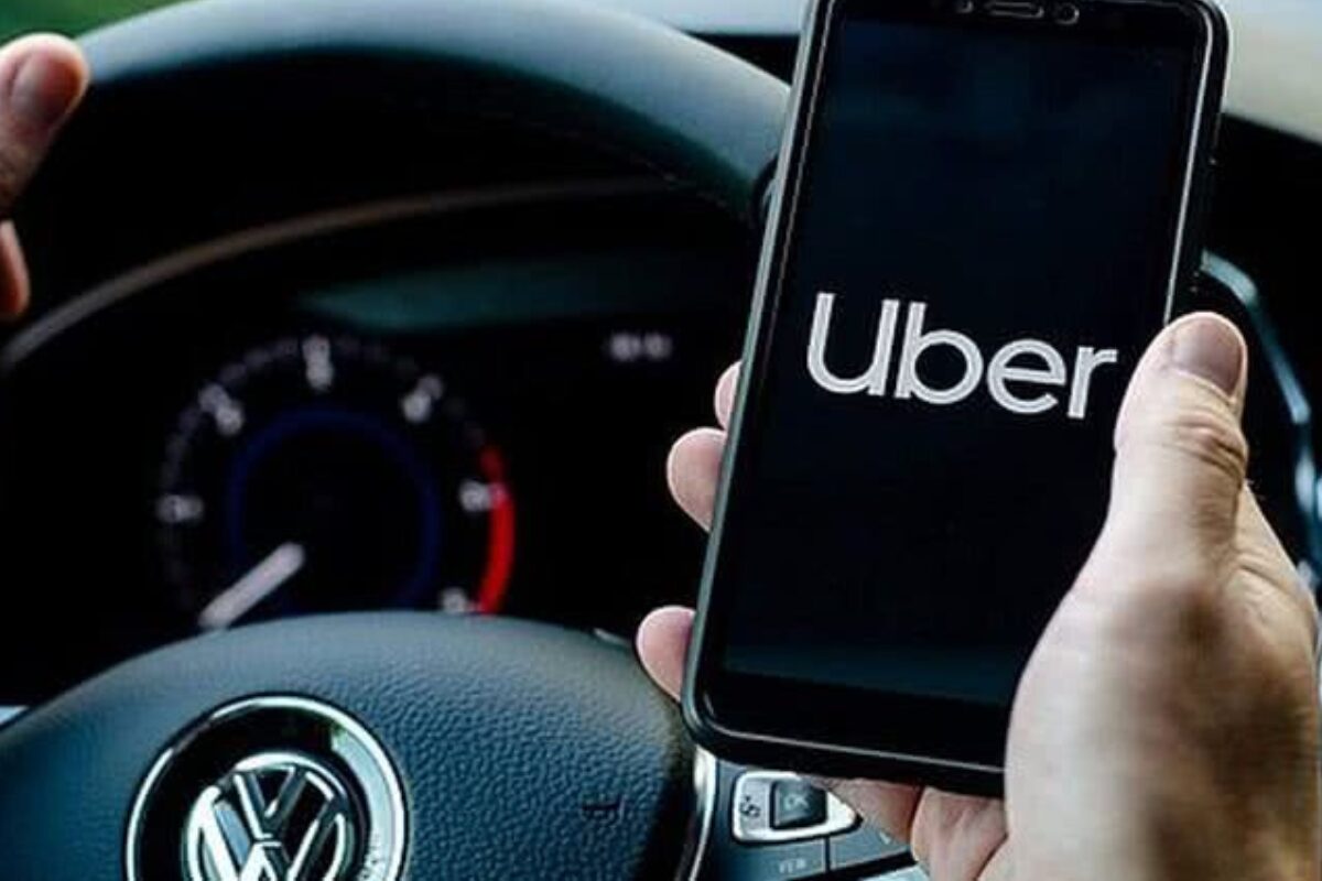 Mudanças no Uber liberam 4º passageiro no banco da frente e geram onda de cancelamentos