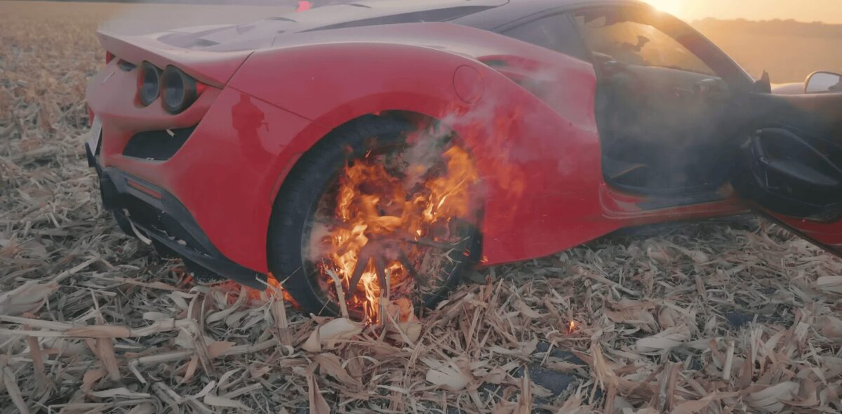 YouTuber que queimou uma Ferrari F8 agora enfrenta processos
