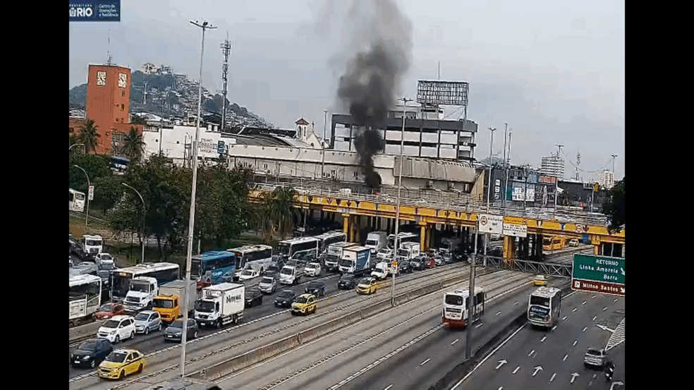 Incêndio em veículo causa caos no trânsito da Linha Amarela no Rio de Janeiro