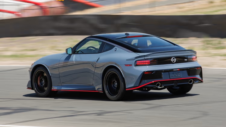 Atendendo a pedidos, Nissan revela primeiras imagens do Z Nismo com câmbio manual