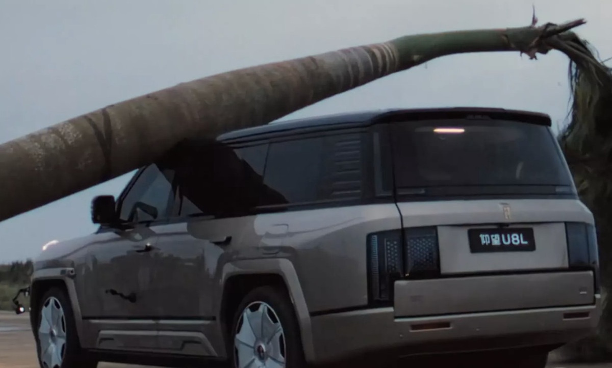 SUV “indestrutível”? BYD derruba árvore gigante sobre o teto do U8 e resultado impressiona