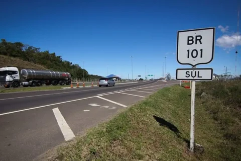 Fim do pesadelo na BR-101? Nova “super-rodovia” terá 6 pistas e limite de 120 km/h