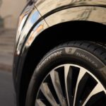 Quando trocar o pneu? Aprenda a identificar o TWI e evitar multas antes de viajar