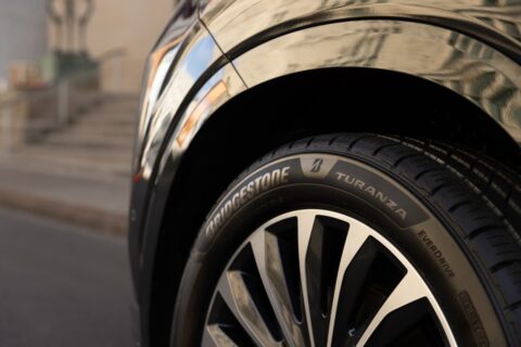 Quando trocar o pneu? Aprenda a identificar o TWI e evitar multas antes de viajar