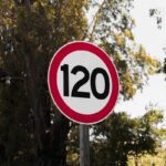 Qual a velocidade máxima permitida no Brasil? Entenda os limites de velocidade nas rodovias brasileiras