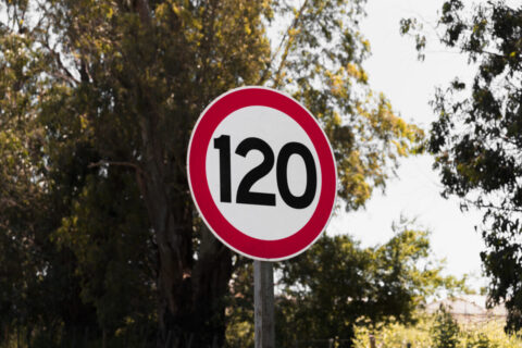 Qual a velocidade máxima permitida no Brasil? Entenda os limites de velocidade nas rodovias brasileiras