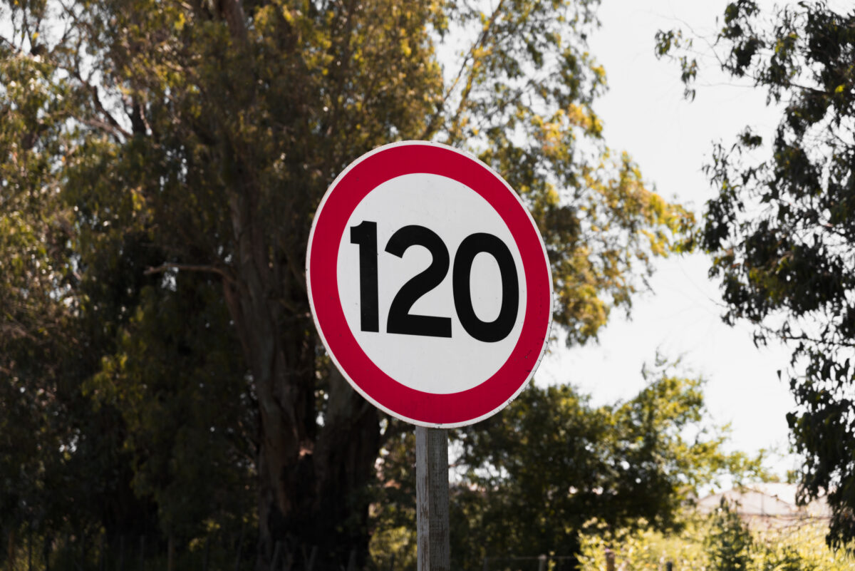 Qual a velocidade máxima permitida no Brasil? Entenda os limites de velocidade nas rodovias brasileiras