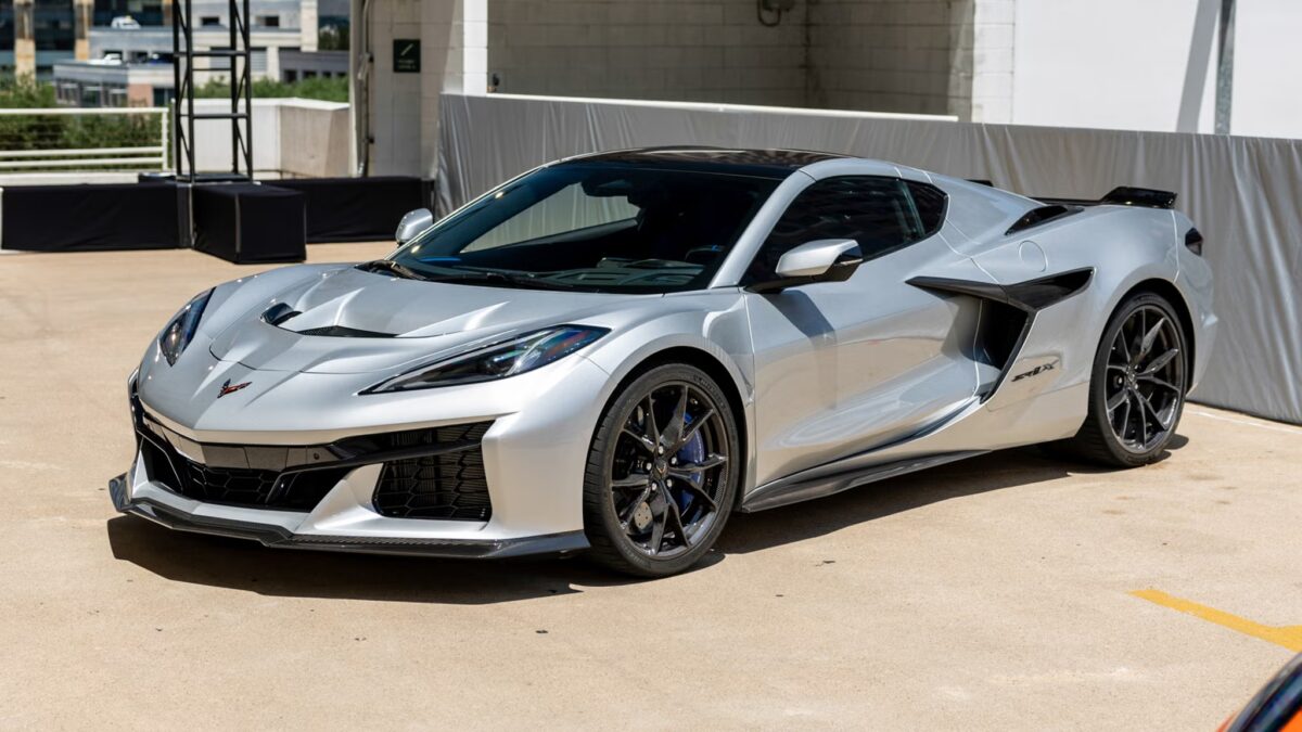 O Rei Chegou: Chevrolet Corvette ZR1X atropela Bugatti e Koenigsegg em teste de arrancada