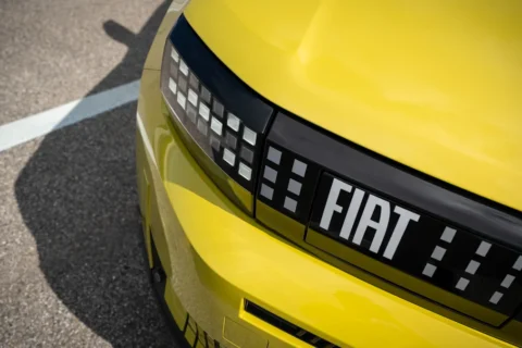 Novo Fiat Argo 2027: novo flagra revela detalhes do “Grande Panda” brasileiro com motor híbrido