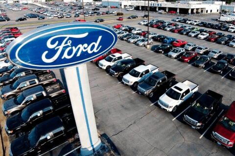 Trump visita fábrica da Ford e celebra fim de planos para F-150 elétrica