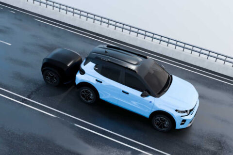 Até 300 km de autonomia: Start-up francesa lança reboque para carregar elétricos em movimento