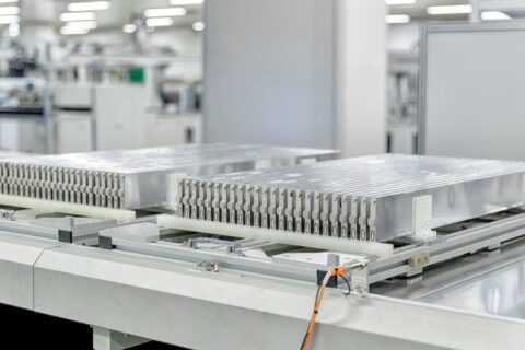 O submundo das baterias: “Mercado clandestino” recicla 75% dos componentes de carros elétricos