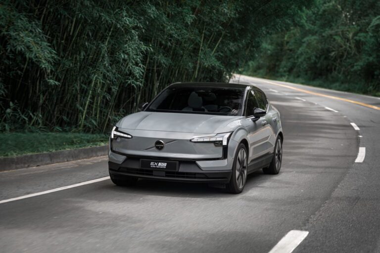Volvo EX30 segura o tranco e deixa BYD Seal com deságio quase 2 vezes maior