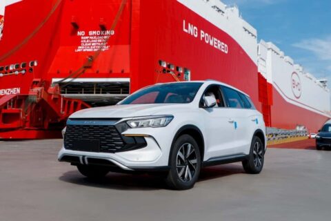 China exporta mais de 6,2 milhões de carros em 8 meses e já supera 2025; Brasil recebe 221,2 mil veículos chineses
