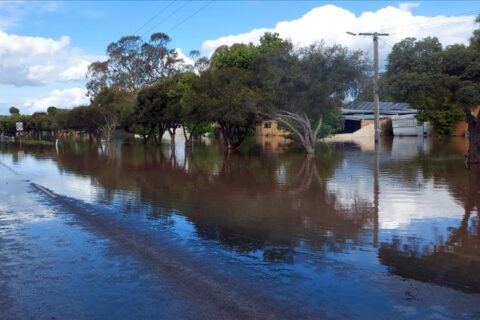 Desastre na Austrália: chuvas recordes arrastam carros para o mar e servem de alerta global