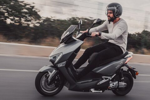 Motos elétricas ficam mais baratas em 2025 e número de emplacamentos dispara