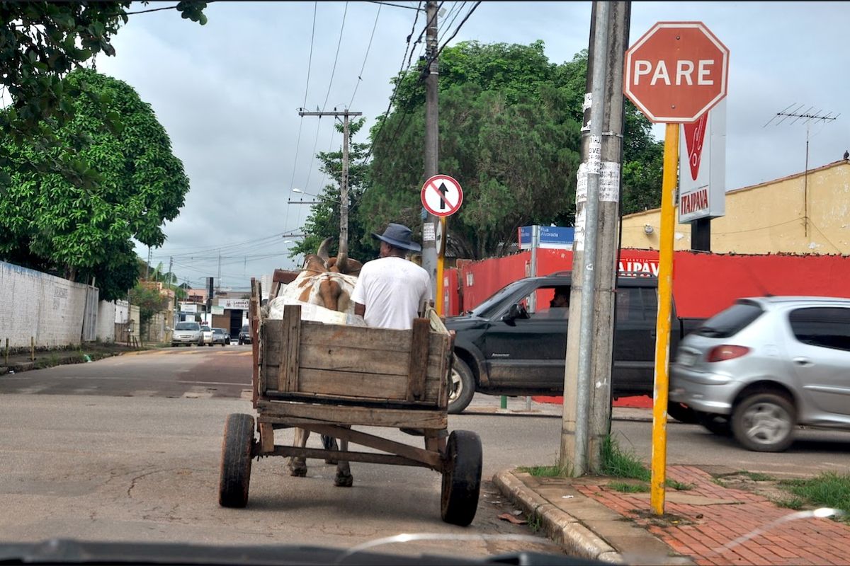 Uma carroça na rua antes da chegada da carroça elétrica