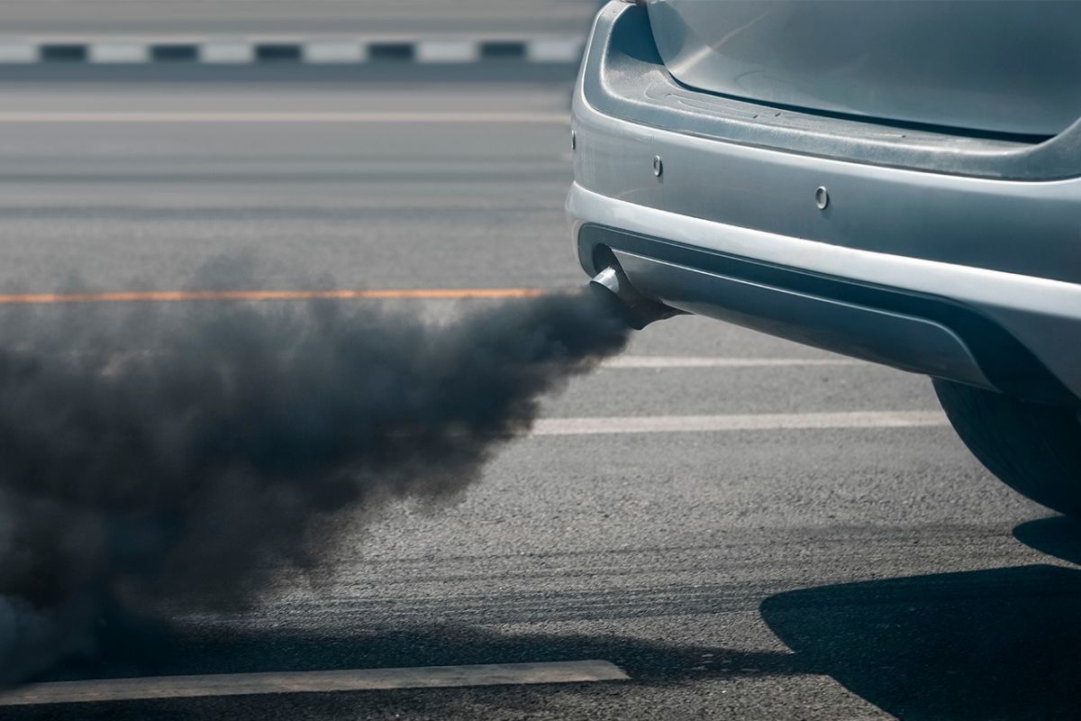 Um carro soltando fumaça pelo escapamento comete crime ambiental