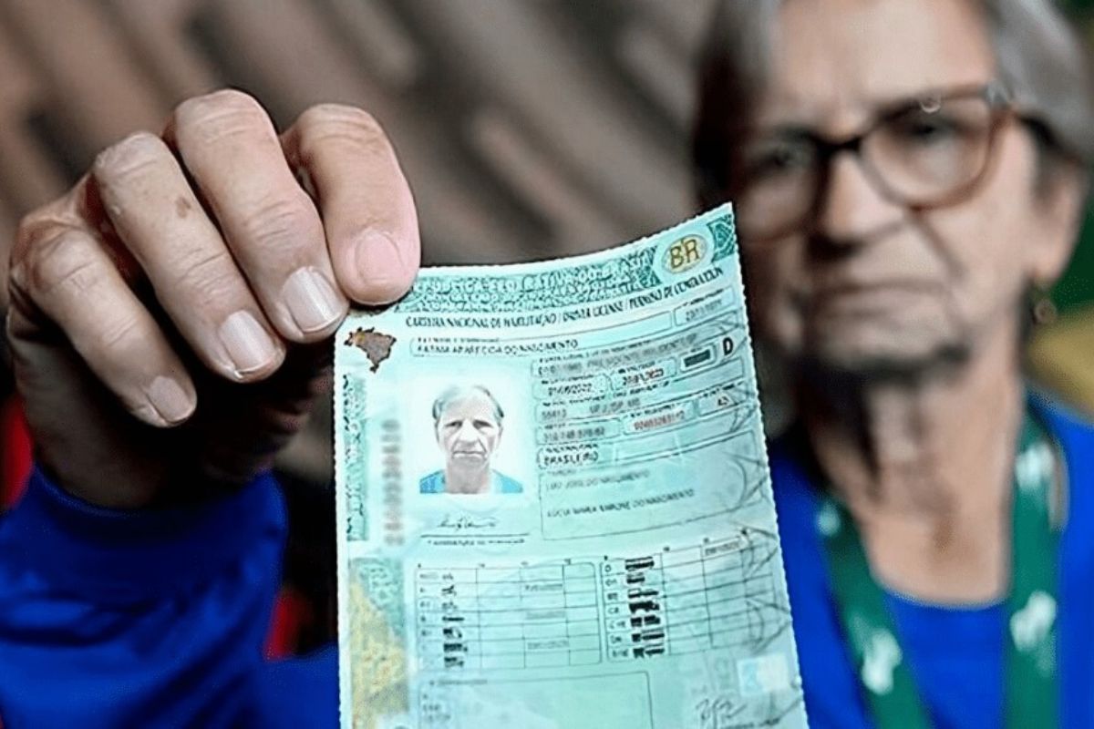 Uma idosa com mais de 70 anos segurando sua CNH