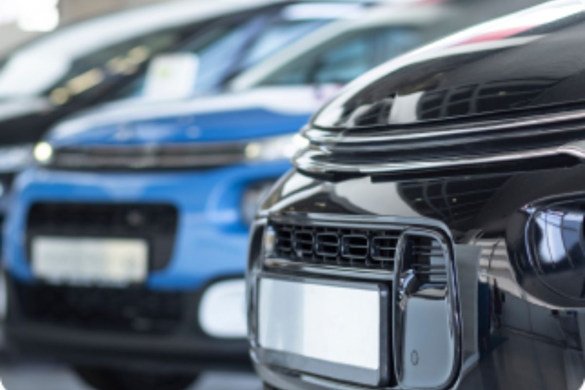 Carros em uma concessionário de marca que ainda atua no Brasil