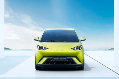 Geely EX2 ameaça reinado da BYD, que responde: Dolphin Mini com R$ 13 mil de desconto