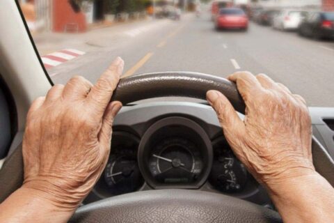 CNH de motoristas 70+ enfrenta nova barreira com exigência presencial