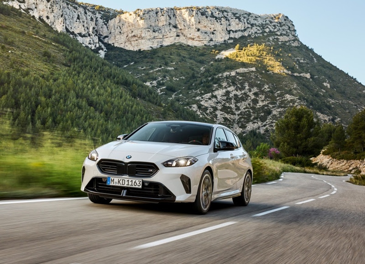 Menos é mais: BMW sela nova era com atualização minimalista de seu emblema