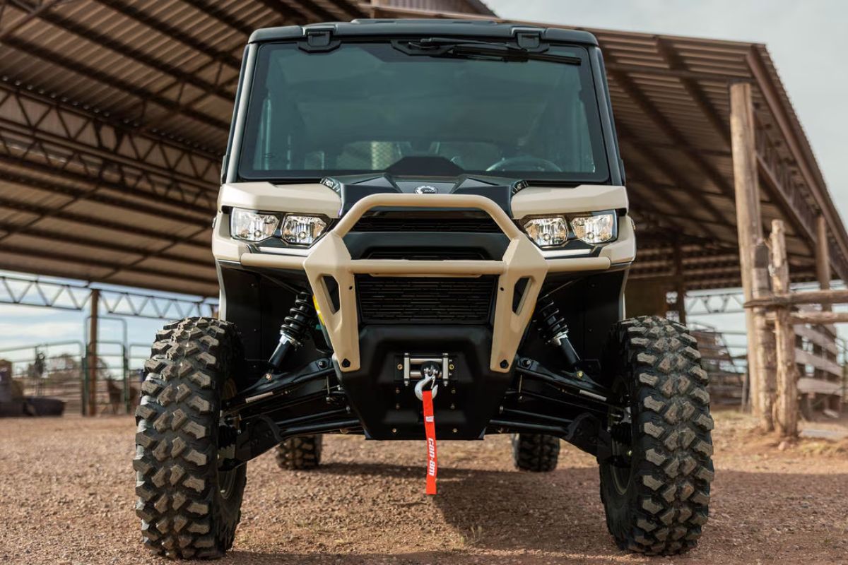 Can-Am Defender estacionado de frente