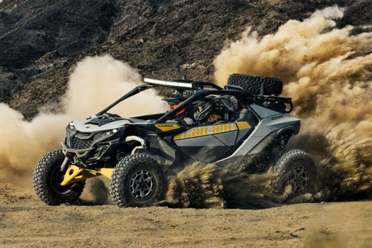 Can-Am Maverick R em meio à estrada de terra