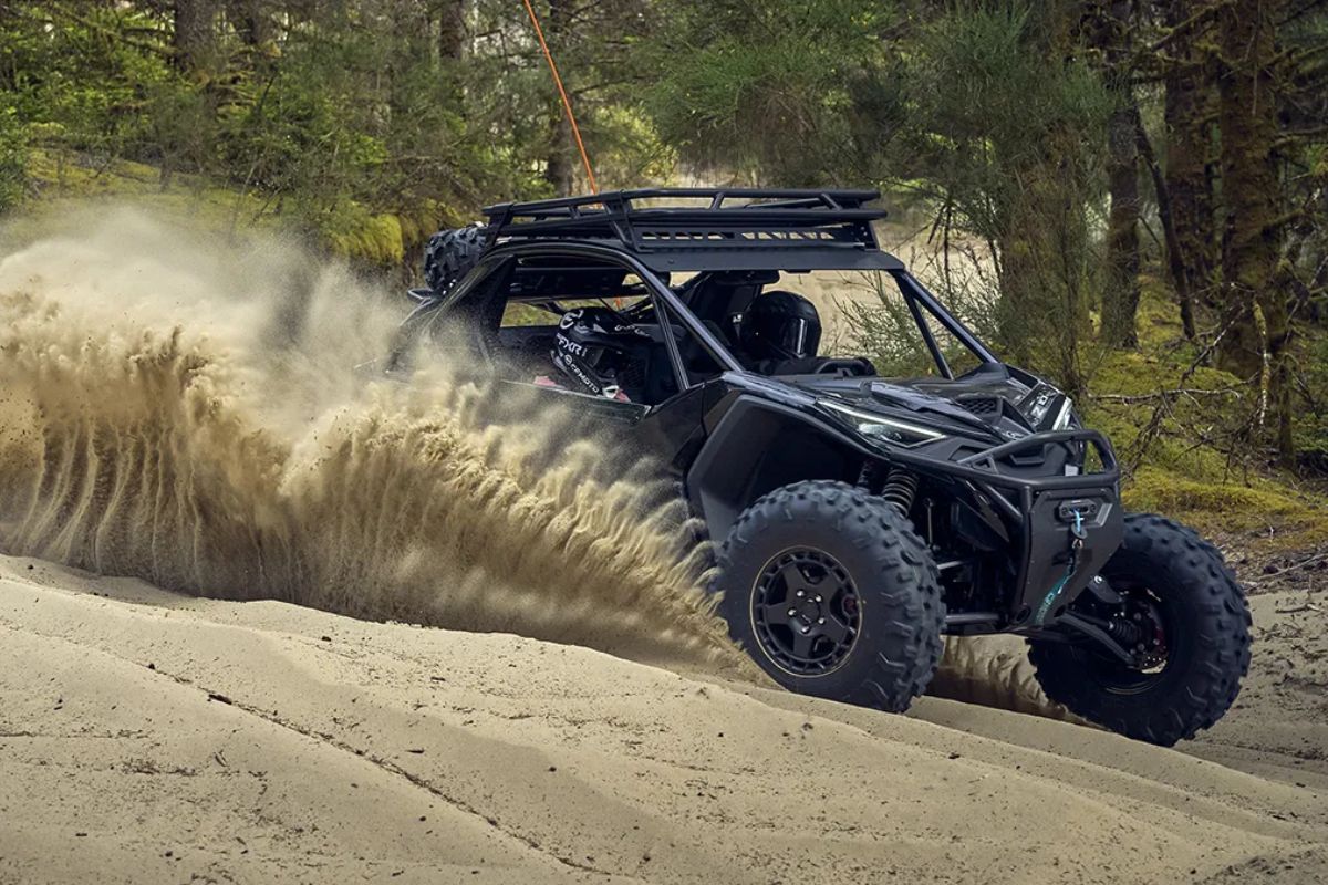 CFMOTO ZForce Z10 Turbo no meio da terra