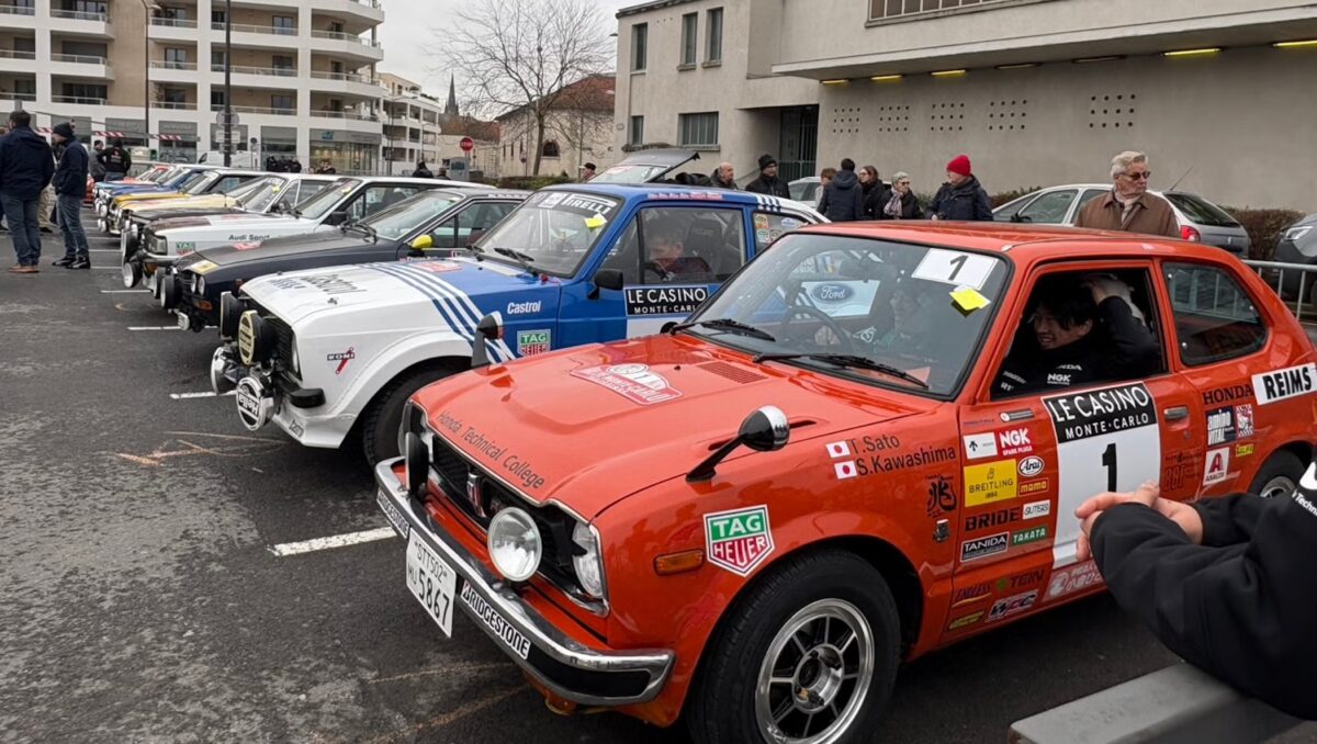 Lenda da Indy compete com um Honda Civic clássico 1975 em um rali histórico